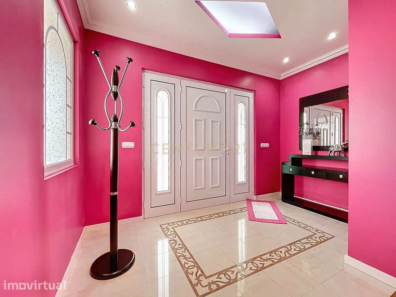O Refúgio Perfeito para a Sua Família | Moradia T4 com Piscina Coberta - Grande imagem: 3/36