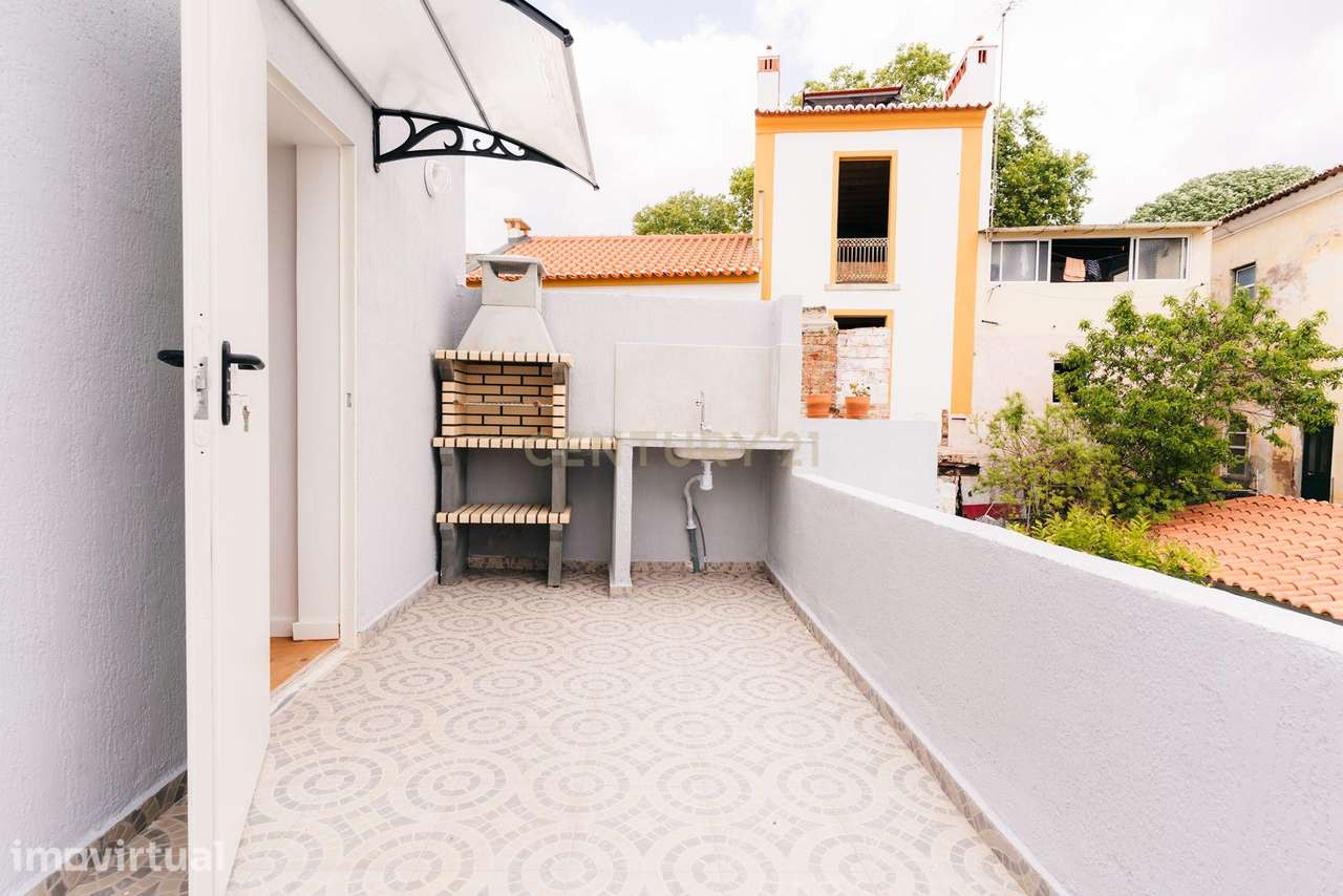 Arrendamento T2 duplex com terraço remodelado e mobilado no centro de - Grande imagem: 5/24