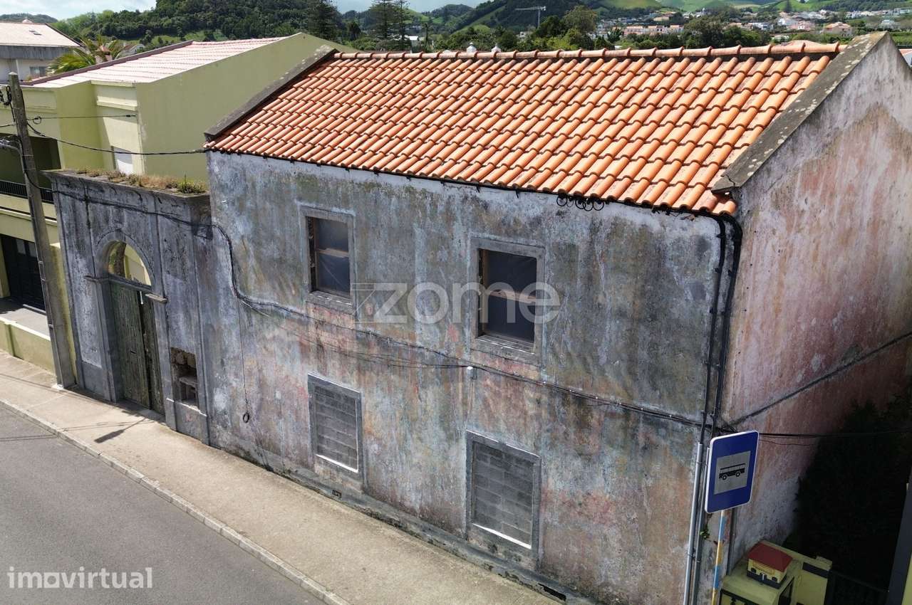 Prédio Tradicional para Reabilitação com Garagem – Fajã de Baixo - Grande imagem: 3/17