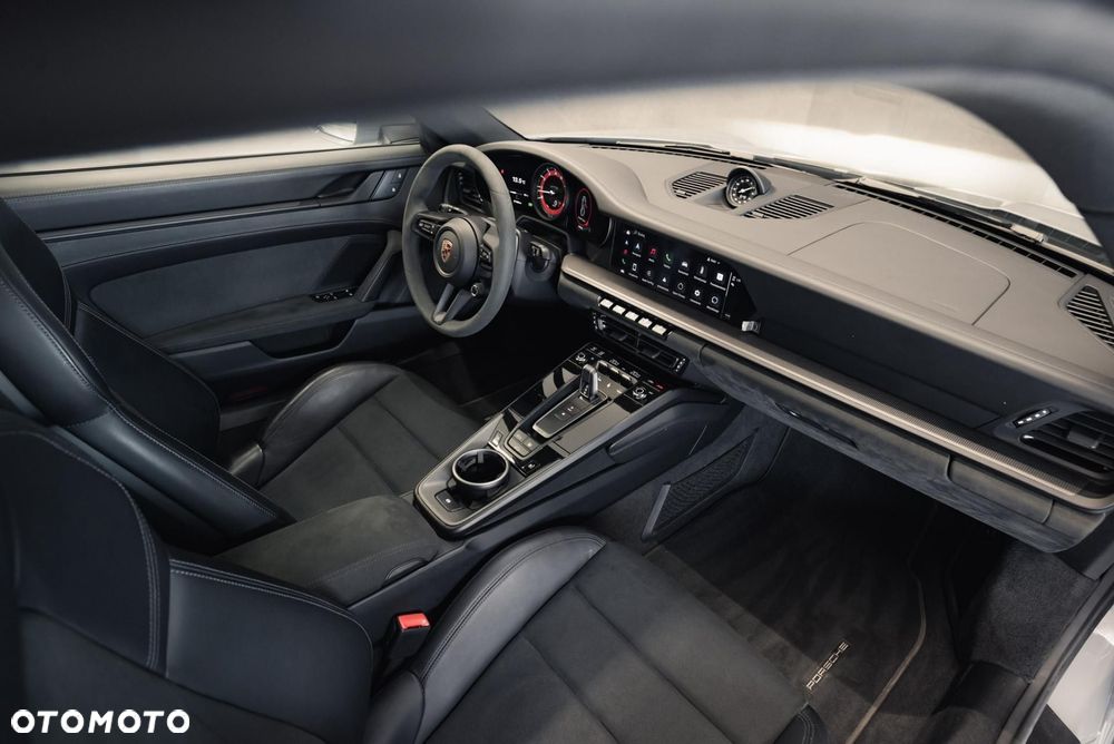 Porsche 911 Carrera 4 GTS - 30