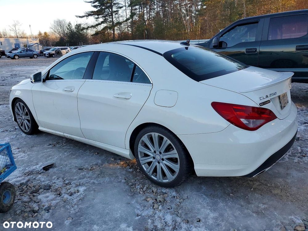 Mercedes-Benz CLA 250 4Matic 7G-DCT - 3