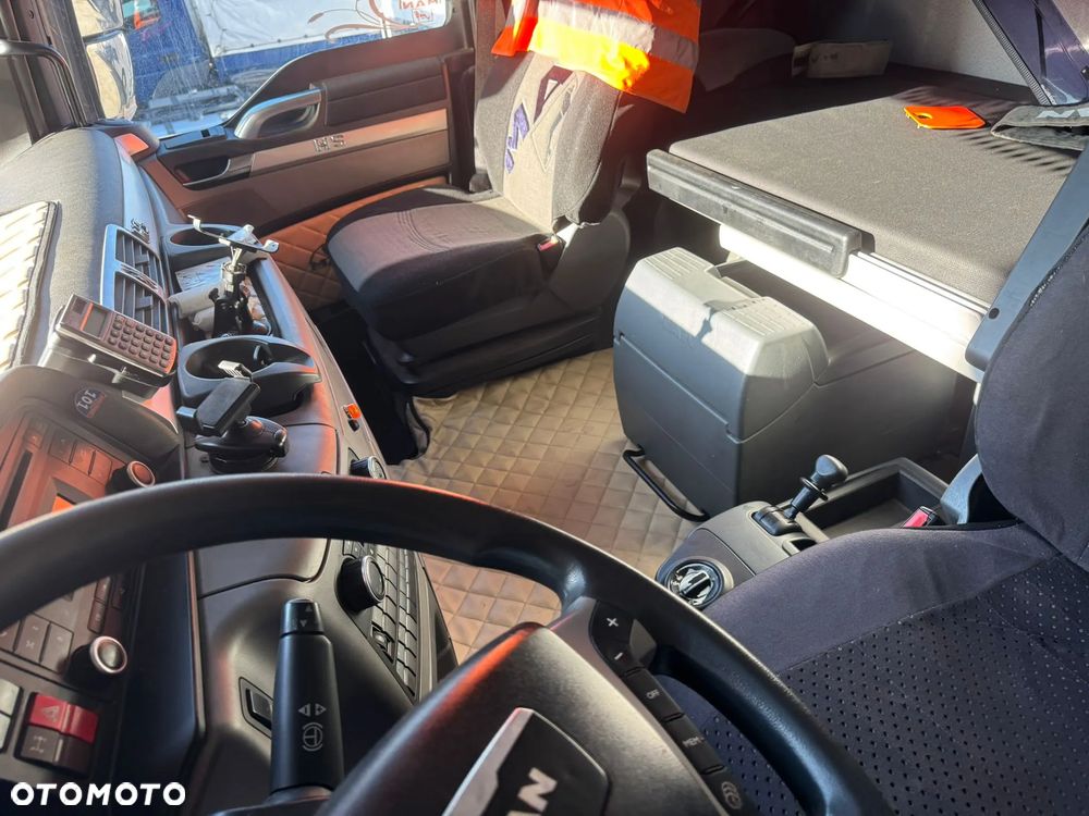 MAN TGX 26.480 • HDS Atlas 145.2 •Oś podnoszona i skrętna 426 tys. km - Zestaw z przyczepą Schwarzmüller Oś przednia – resory piórowe, tylna – pneumatyka • - 22