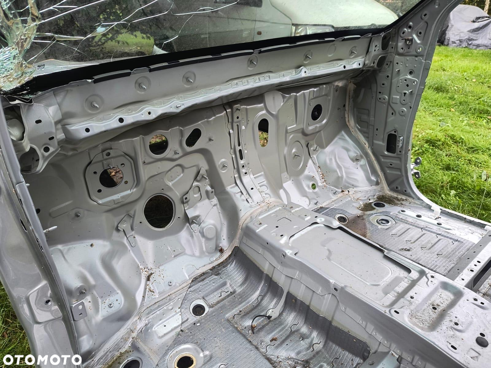 Toyota Hilux 8 2022r. Słupek próg bok kabina - 7