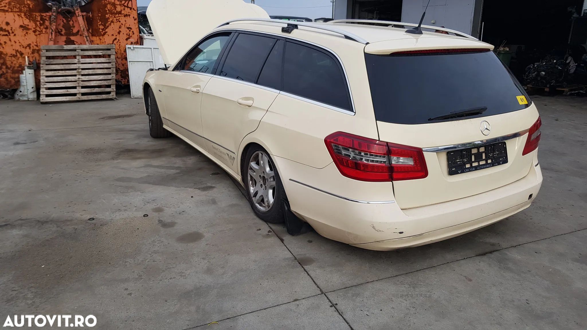 Dezmembrez Mercedes  E - 1