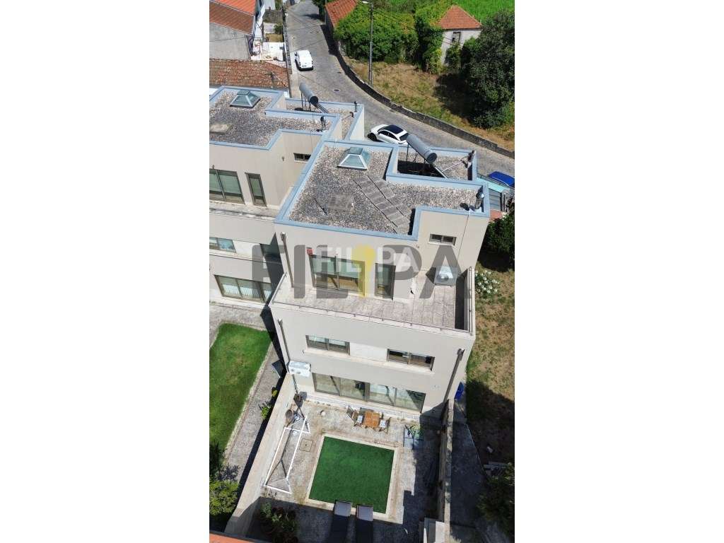 Moradia T5 na Maia com Jardim, Conforto e Excelentes Equipamentos 5... - Grande imagem: 2/34