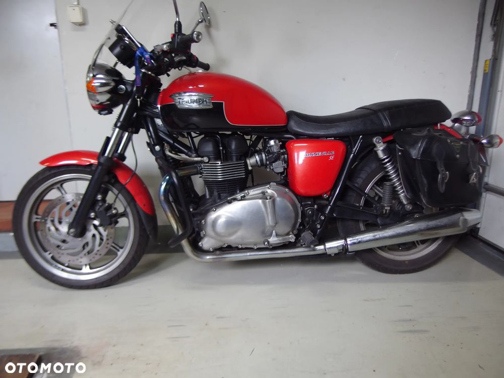 Triumph Bonneville - 1
