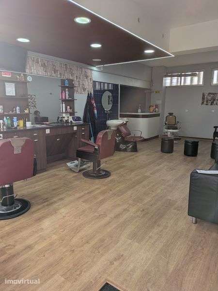 Trespasse barbearia no centro da vila de Grijó - Grande imagem: 2/5