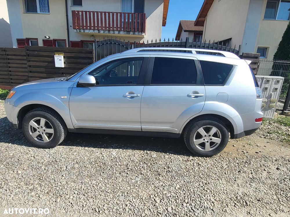 Mitsubishi Outlander - 2