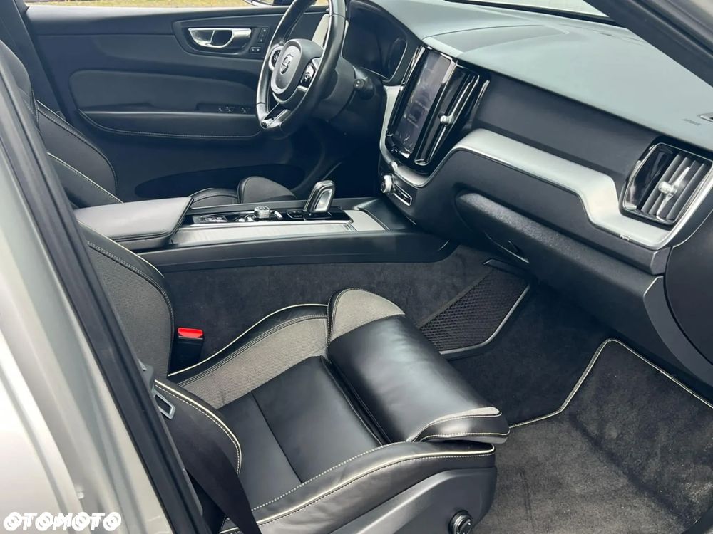 Volvo XC 60 T5 AWD R-Design - 12