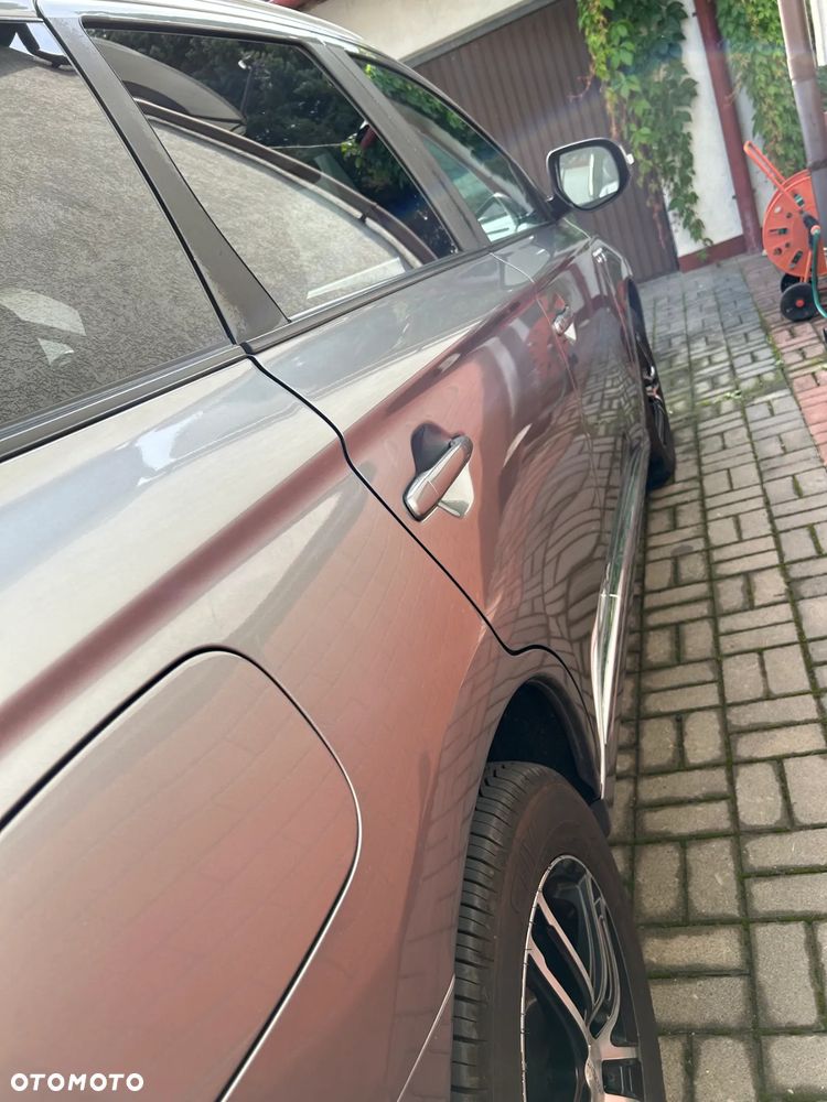 Mitsubishi Outlander 2.4 4WD Plug-In Hybrid - 12