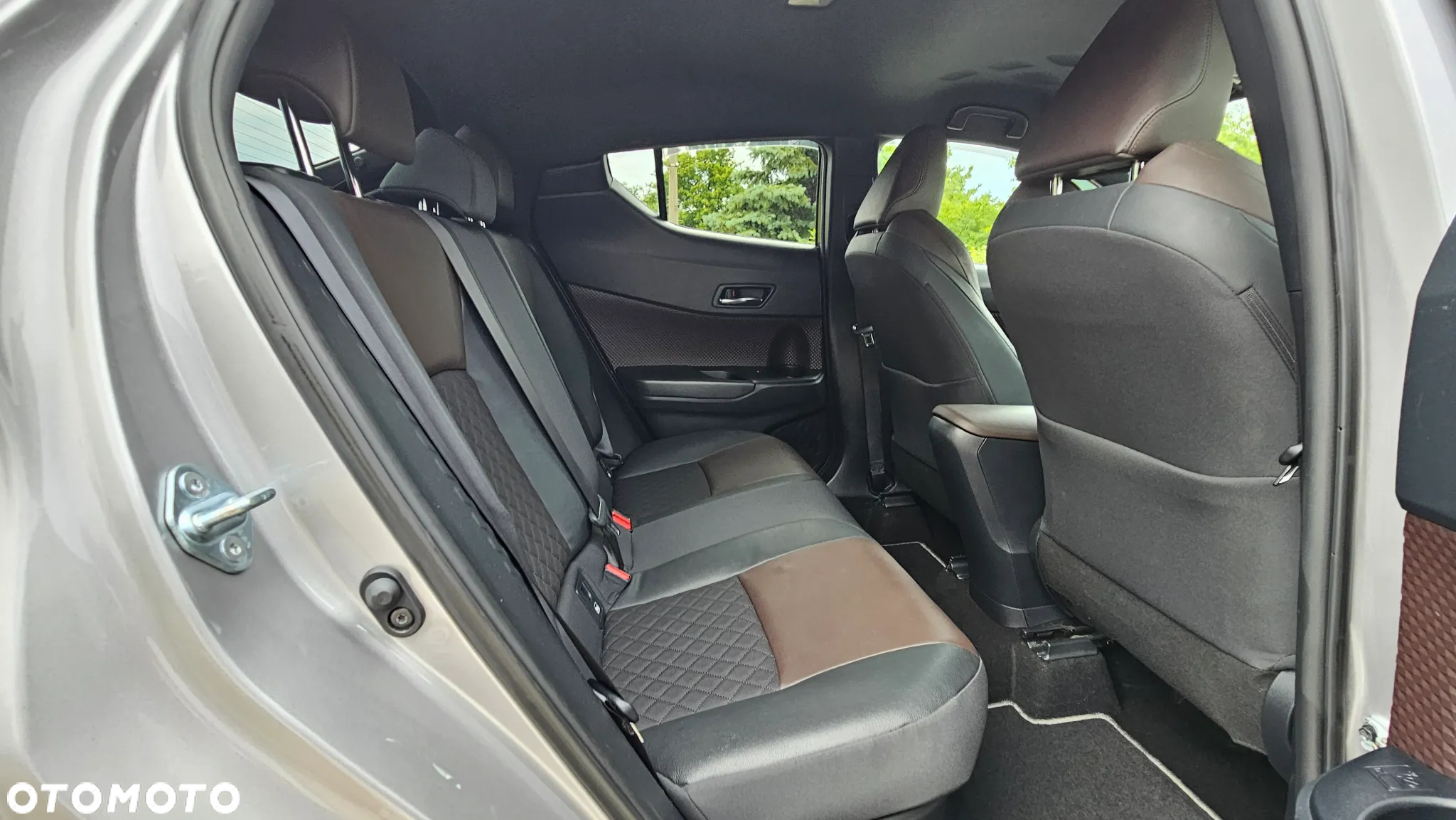 Toyota C-HR Hybrid Lounge - 27