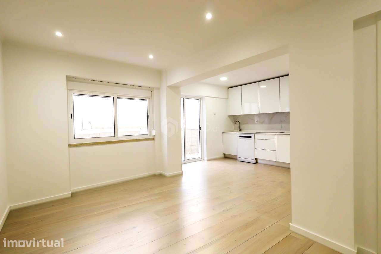 OPORTUNIDADE ÚNICA NA AMADORA – IMÓVEL TOTALMENTE REMODELADO COM LOGR - Grande imagem: 5/23