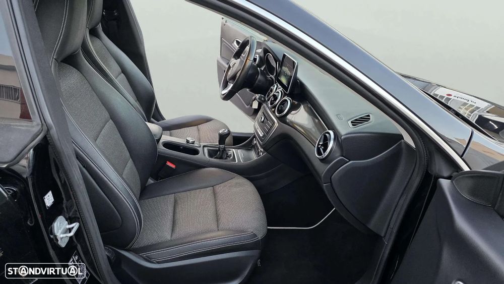 Mercedes-Benz CLA 180 Shooting Brake d AMG Line - 13