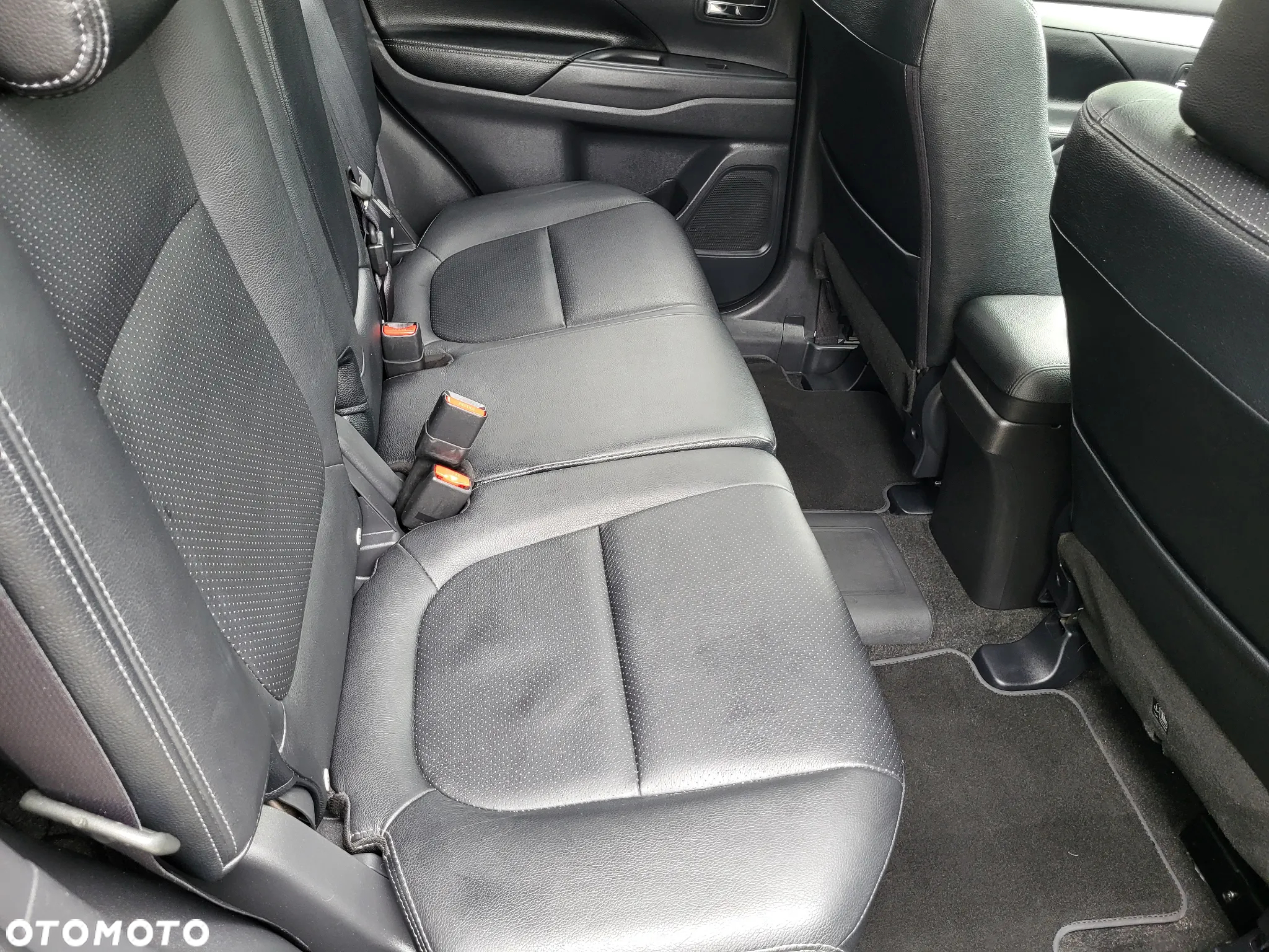 Mitsubishi Outlander ver-2-4-4wd-plug--in-hybrid-intro-edition - 17