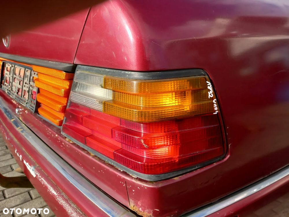 MERCEDES W124 LAMPA PRAWA TYLNA PRAWY TYŁ SEDAN - 2