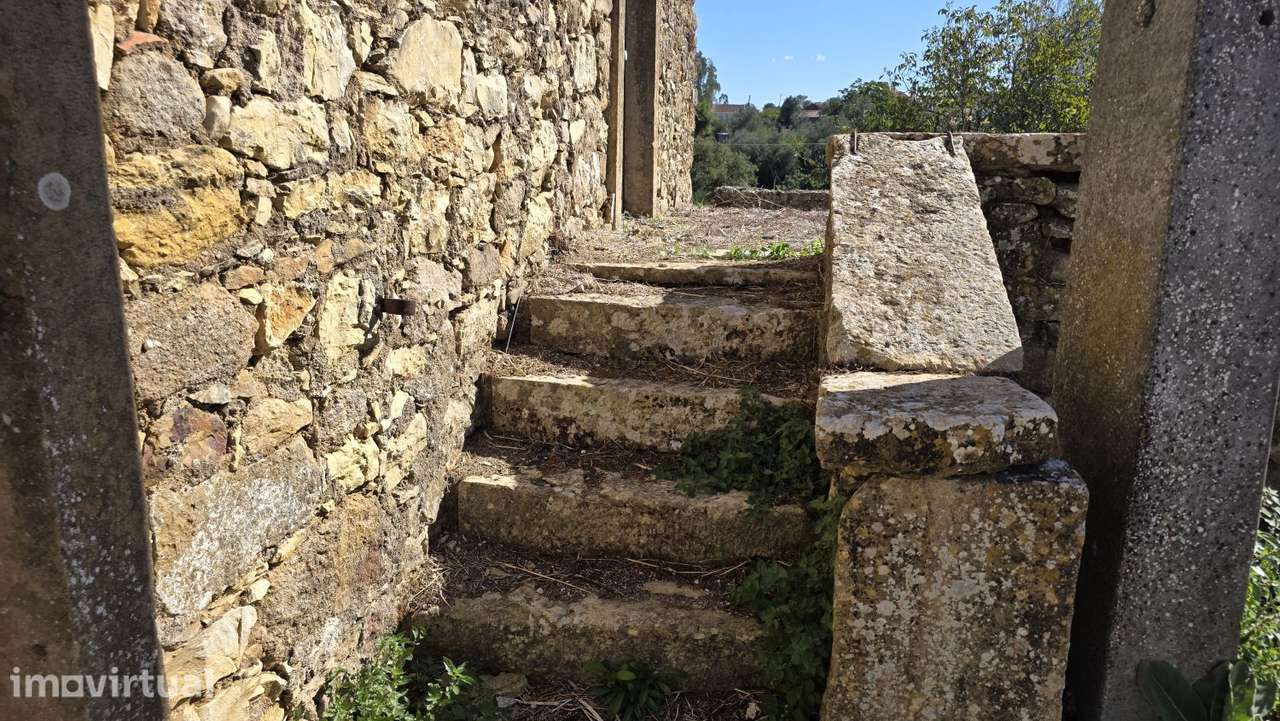 Casa em pedra e celeiro para restaurar - Grande imagem: 3/37