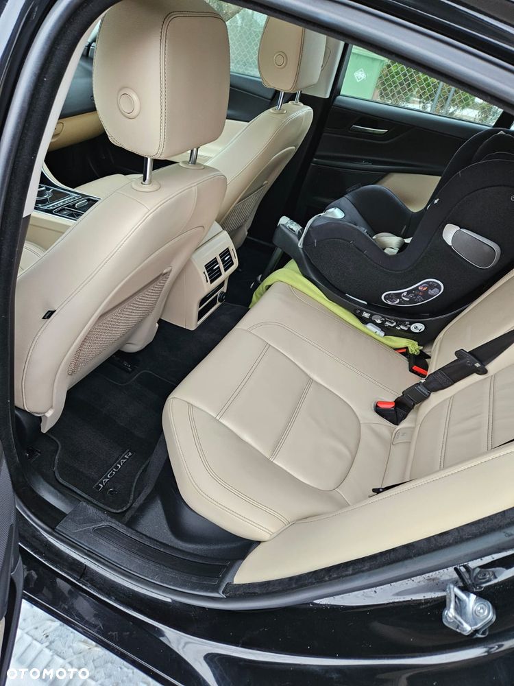 Jaguar XE 2.0 T AWD Prestige - 9