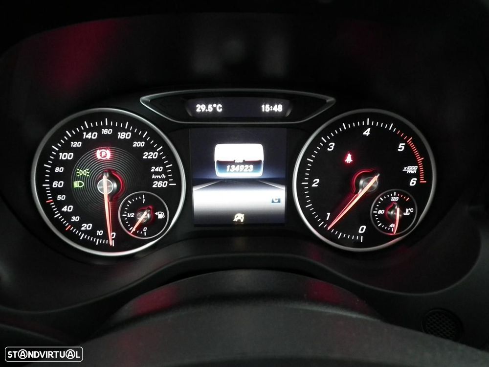 Mercedes-Benz A 180 d AMG Line - 26