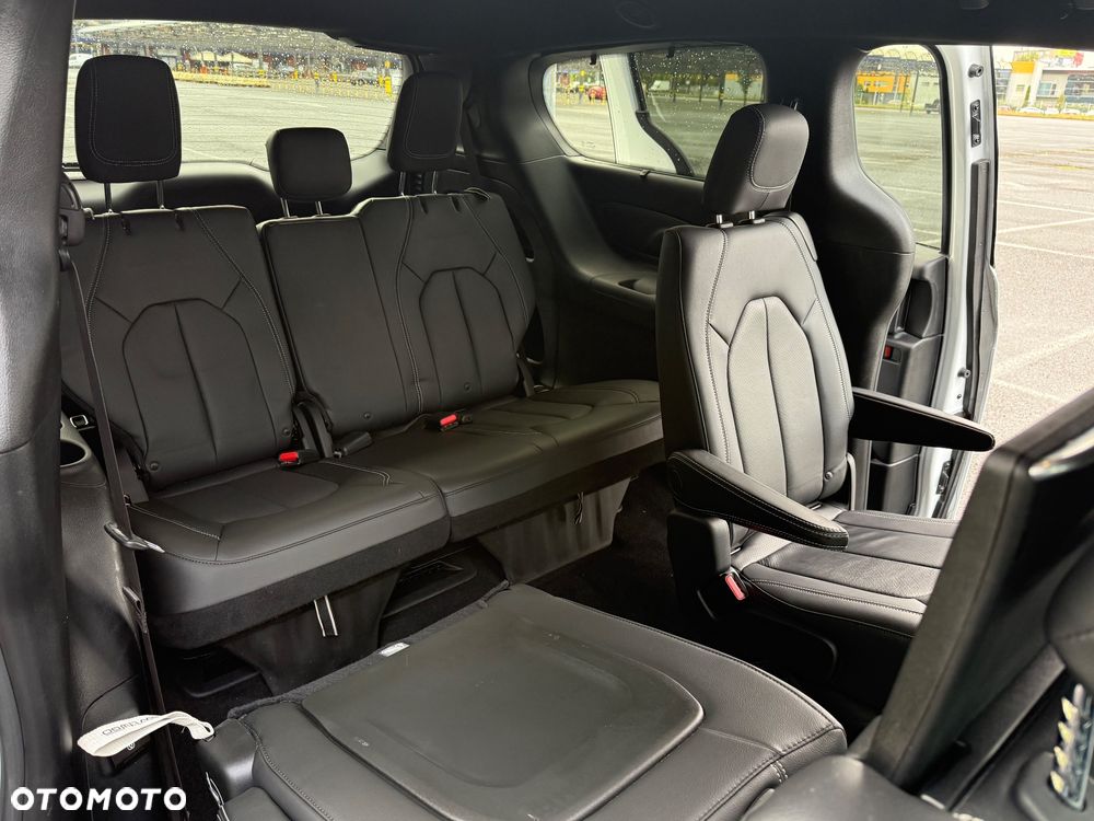 Chrysler Pacifica - 16