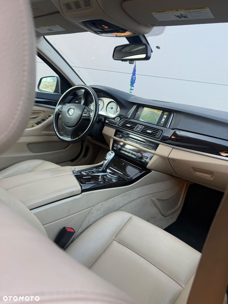 BMW Seria 5 528i xDrive Sport-Aut Luxury Line - 25