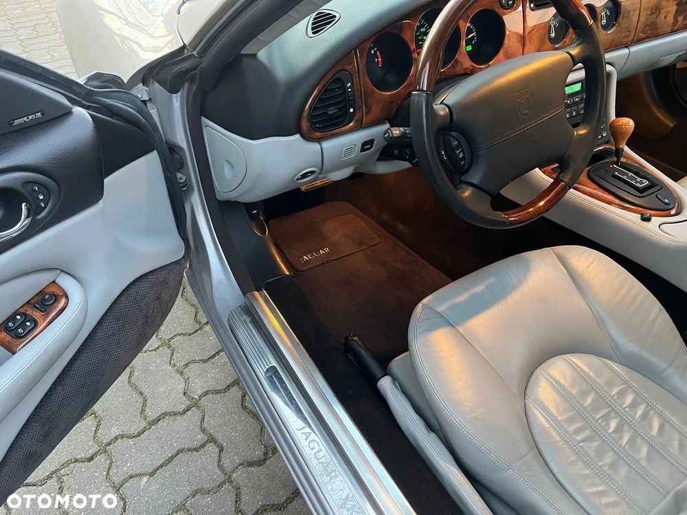 Jaguar XK8 Cabriolet - 33