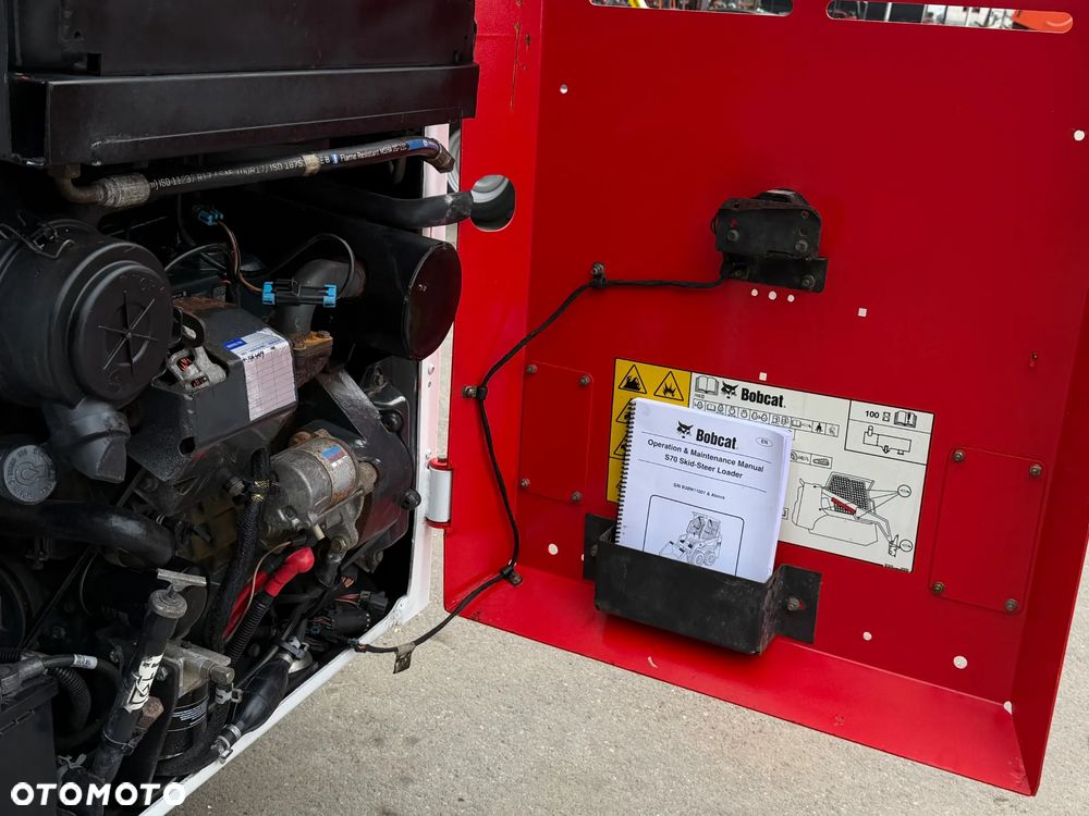 Bobcat S70 Mini-ładowarka 4x4 wózek terenowy. Łyżka! Wyjścia Hydrauliczne pod urządzenia z przodu! 2018 rok prod. 564 MTG. aktualne serwisy DEKRA. Dokumentacja. silnik Kubota 3cyl. Maszyna Jak Nowa z Salonu! Pochodzi z Norweskiego Gospodarstwa! Zero luzów i wycieków. Bardzo mocna i wydajna maszyna o małych gabarytach! Wąska miesci się do najbardziej trudno dostępnych miejsc! Idealna do stajni. OKAZJA TANIO. Szybki i zwinny sprzęt potężna moc - 23