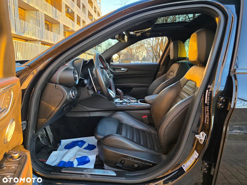 Alfa Romeo Giulia 2.0 Turbo 16V AT8-Q4 Estrema - 4