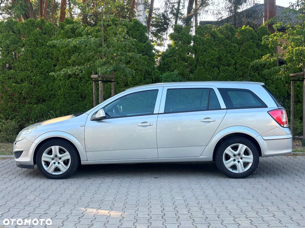 Opel Astra 2010 photo 2
