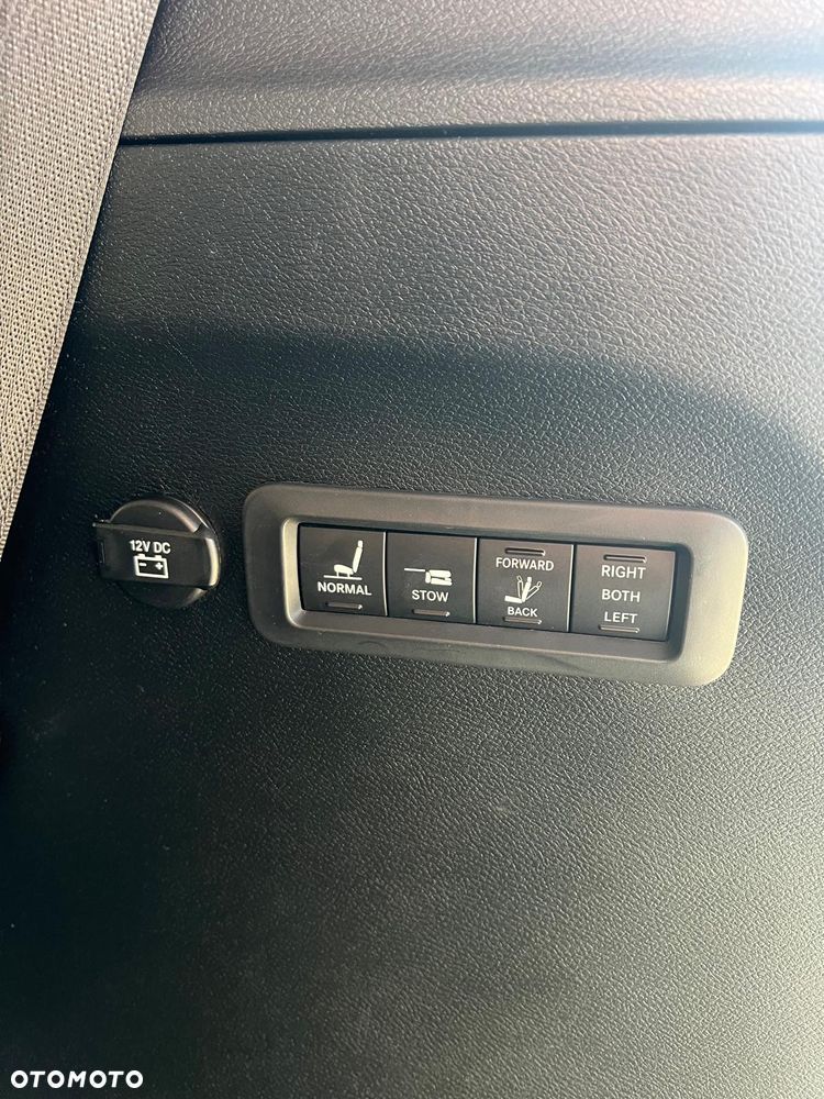 Chrysler Pacifica - 11