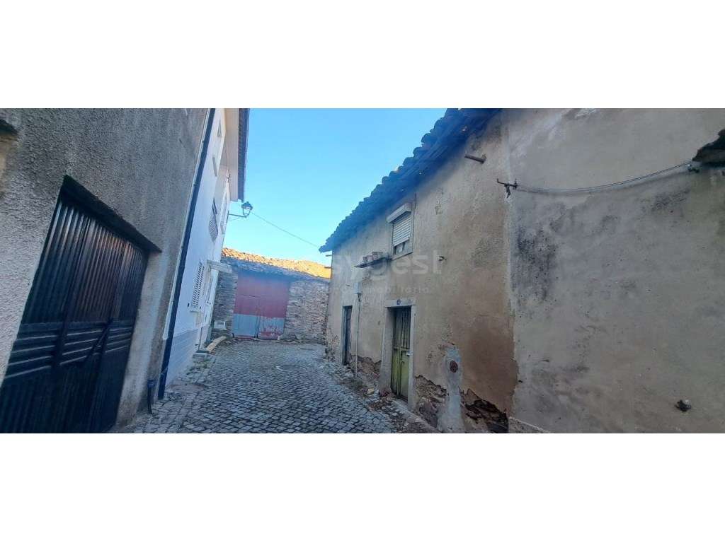 Moradia V3, para recuperar, no Centro Histórico em Mogadouro - Grande imagem: 2/12