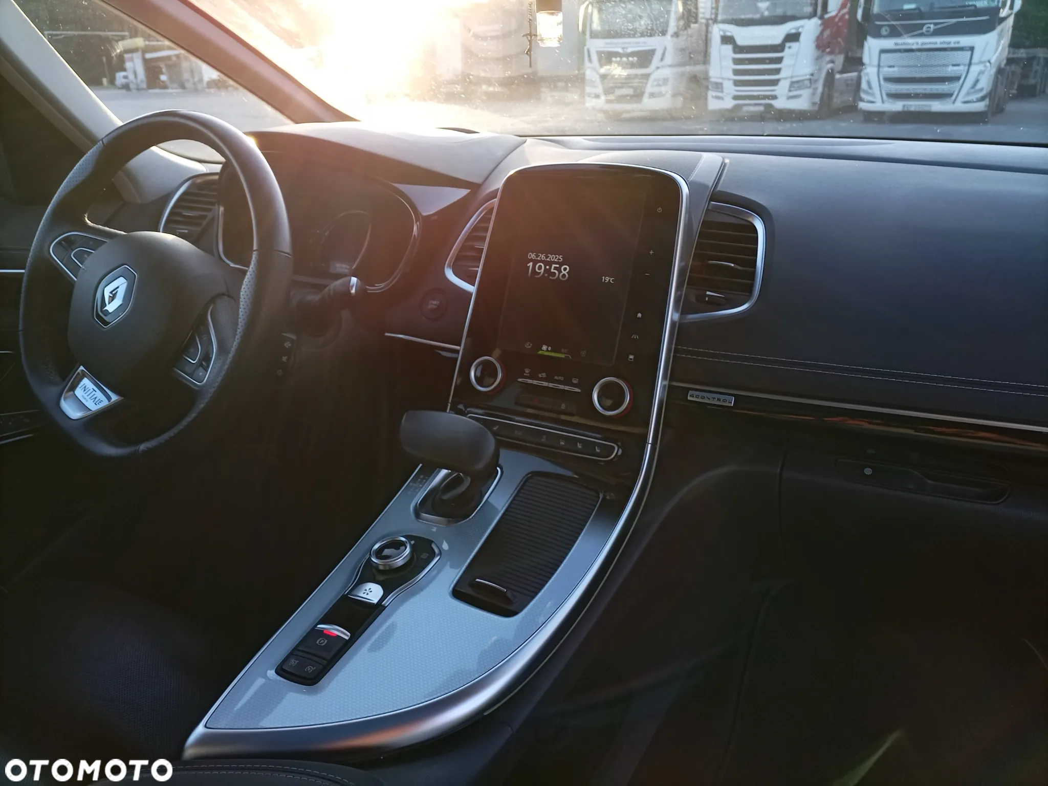Renault Espace 1.6 dCi Energy Initiale Paris EDC - 10