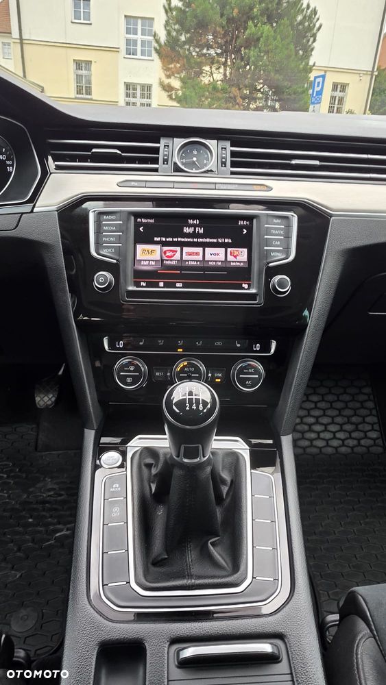 Volkswagen Passat 2.0 TDI (BlueMotion Technology) Highline - 16