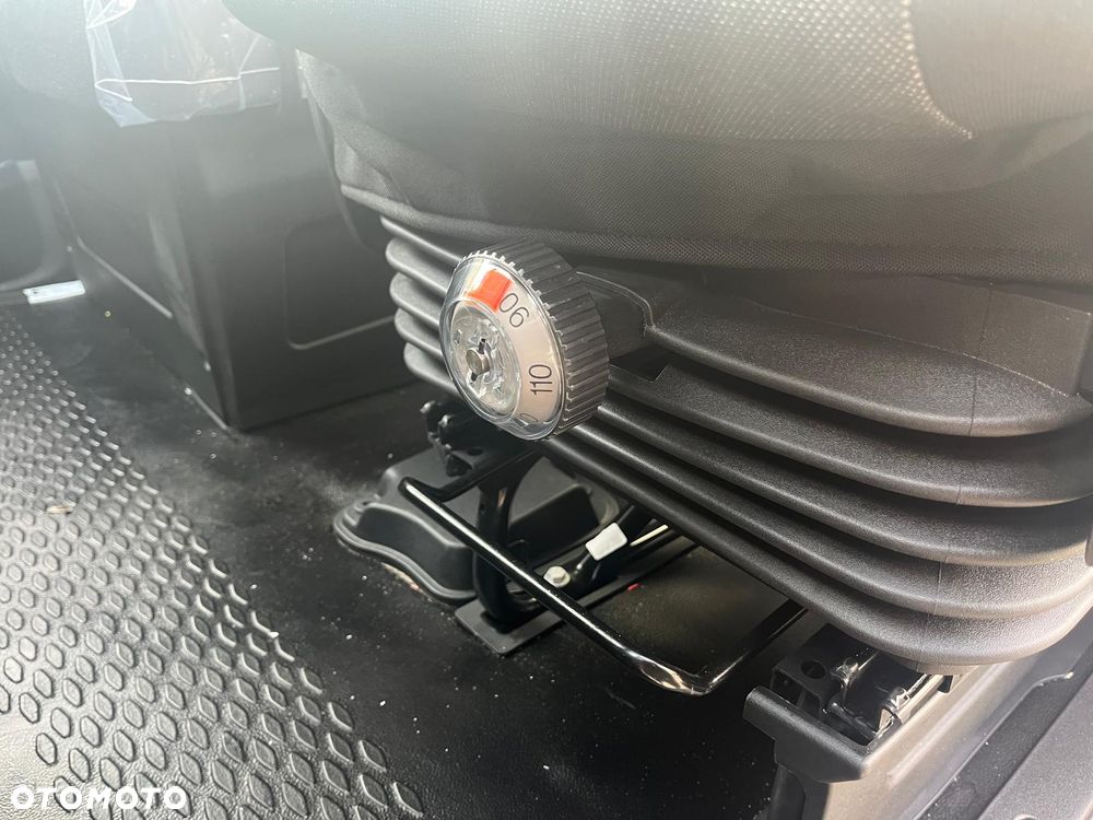 Iveco Daily 35S16H3.0A8 Izoterma 8 EP / Agregat z grzaniem + 230V - 19