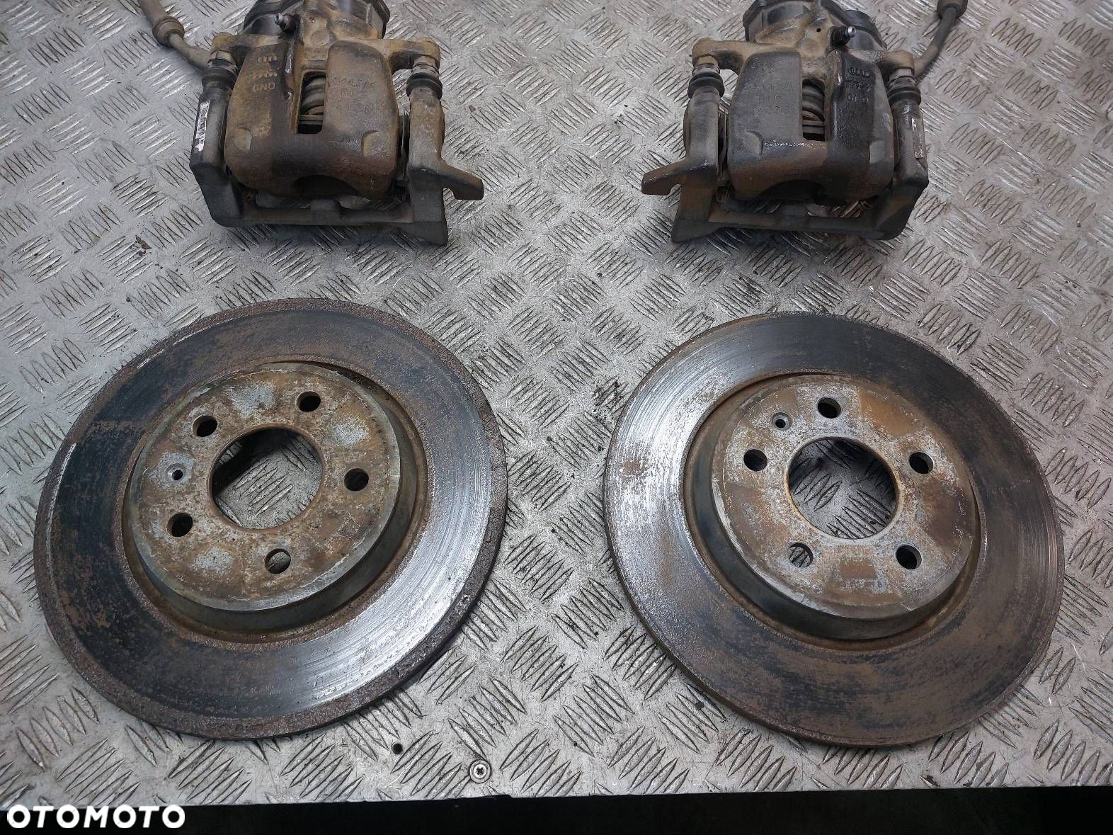 TARCZE HAMULCOWE TYŁ + KLOCKI + ZACISKI AUDI Q5 8R 8K0615601B 32335478 - 2