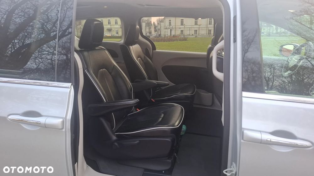 Chrysler Pacifica - 16