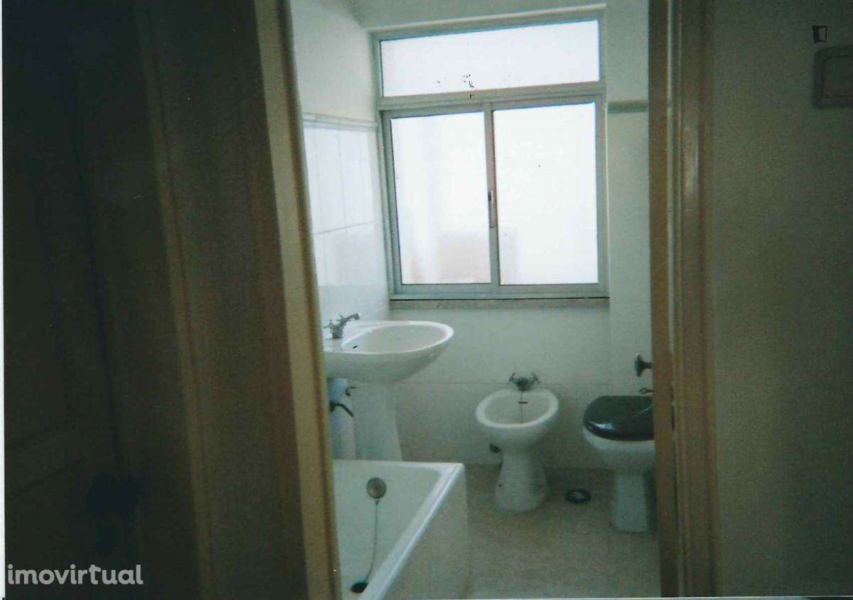 Quarto - localizado em Almada Lisbon - Grande imagem: 3/4