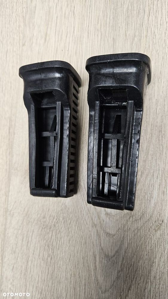 Guma podnóżka kierowcy para Suzuki Intruder 600 700 800 1400  43551-38B00 - 8