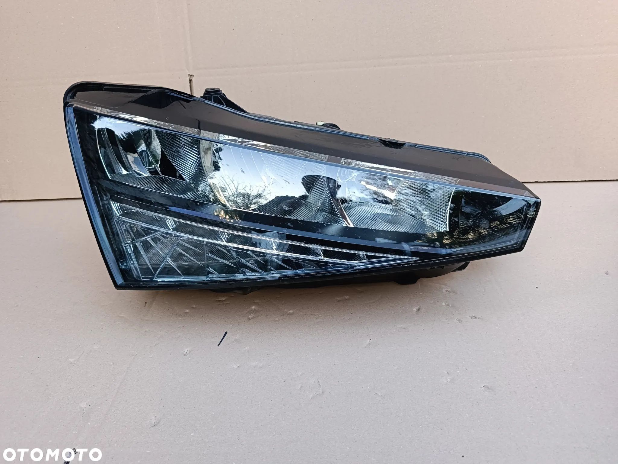 Lampa przednia prawa LED Skoda Scala reflektor 657941015 - 1