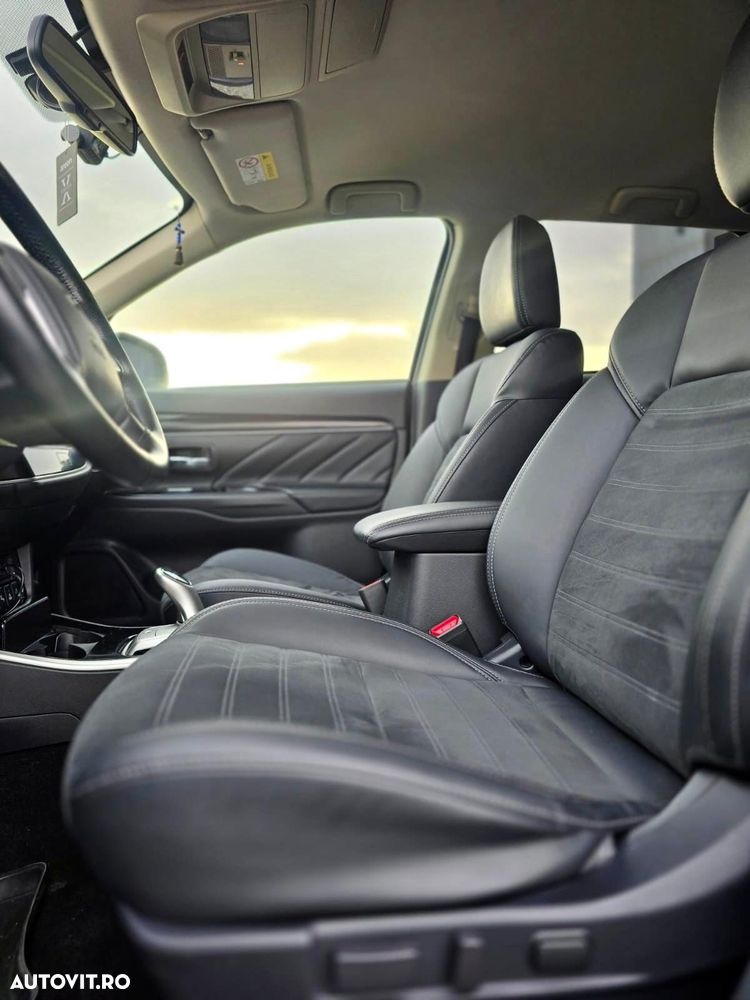 Mitsubishi Outlander PHEV 2.4 L 4X4 Instyle+ - 16