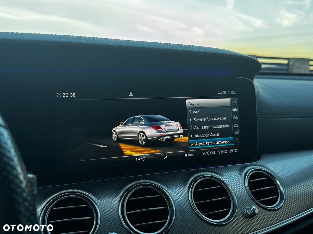 Mercedes-Benz Klasa E 220 d 4-Matic 9G-TRONIC - 34