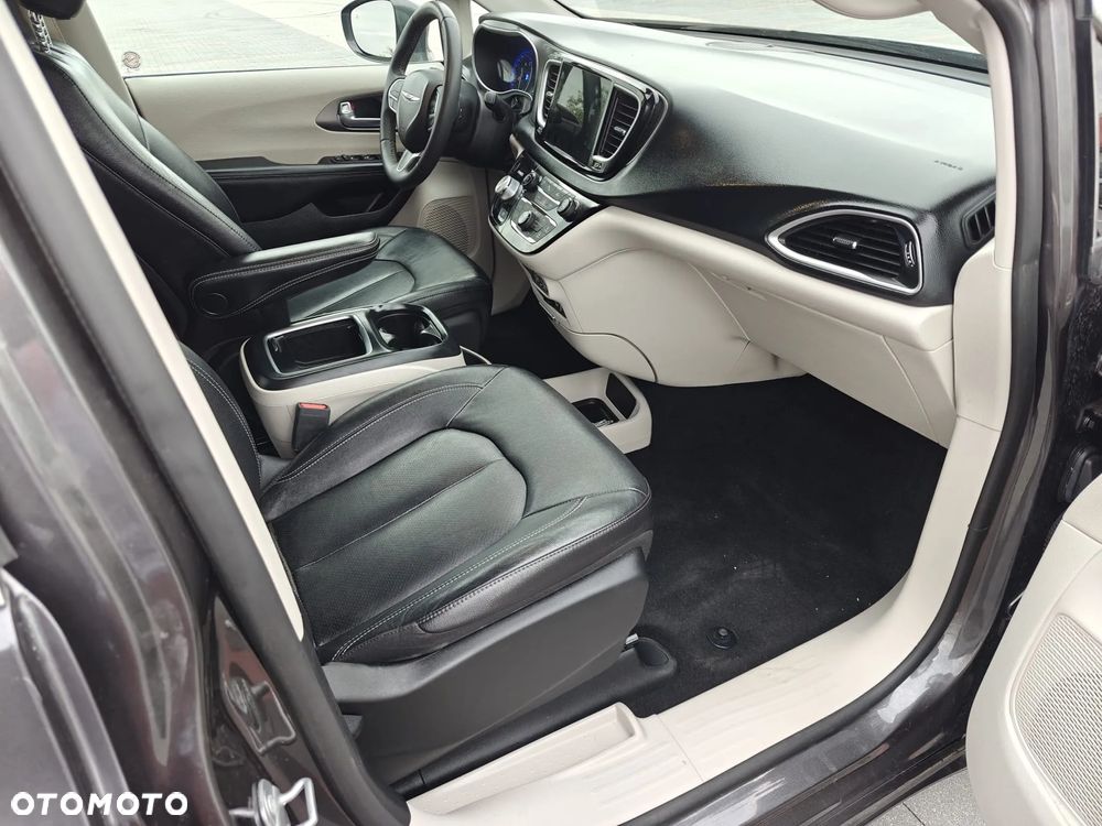 Chrysler Pacifica - 12