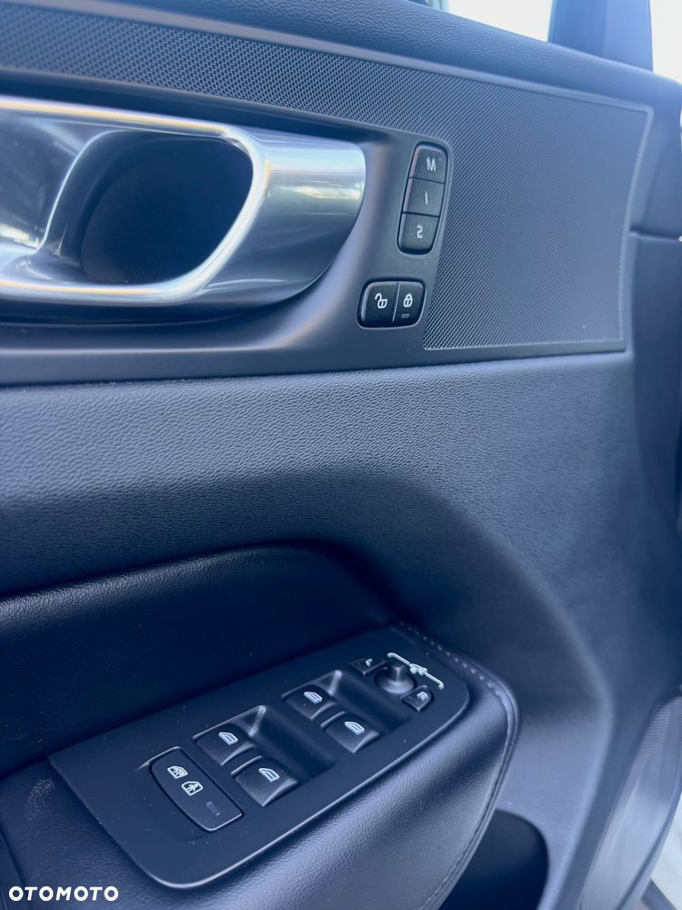 Volvo XC 60 T6 AWD Recharge Geartronic RDesign Expression - 12