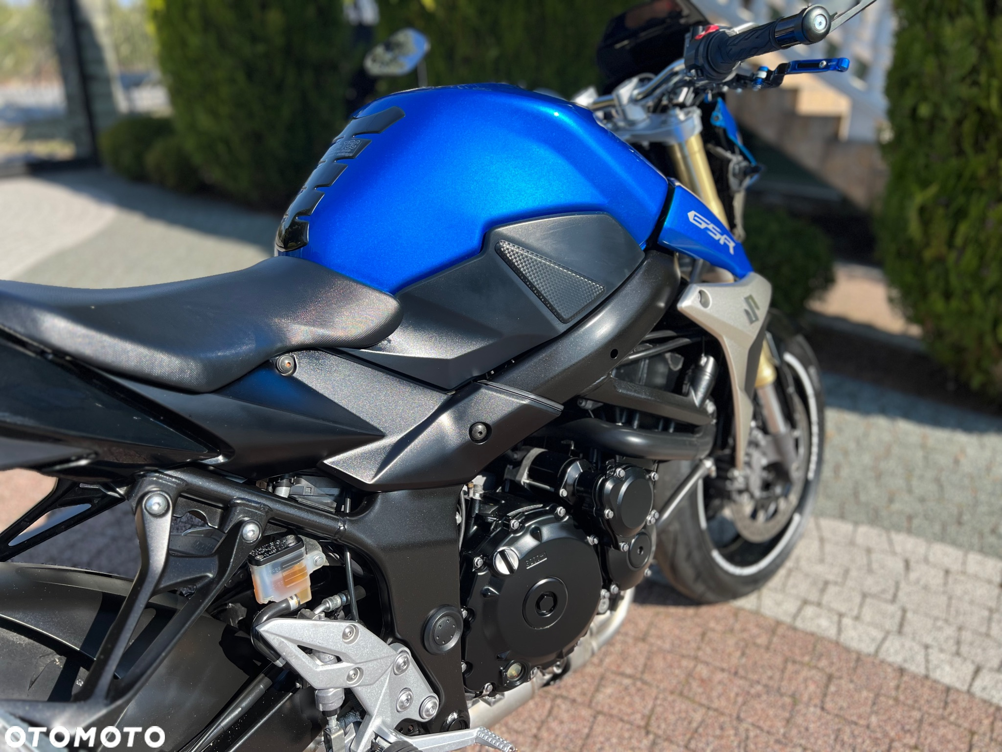 Suzuki GSR - 14