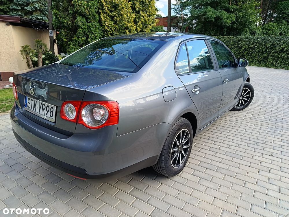 Volkswagen Jetta 1.6 Comfortline - 24
