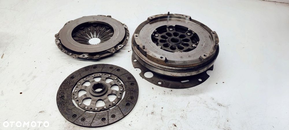 SPRZĘGŁO KOŁO DWUMAS AUDI A4 A5 1.8 TFSI 0B1105266AF - 2