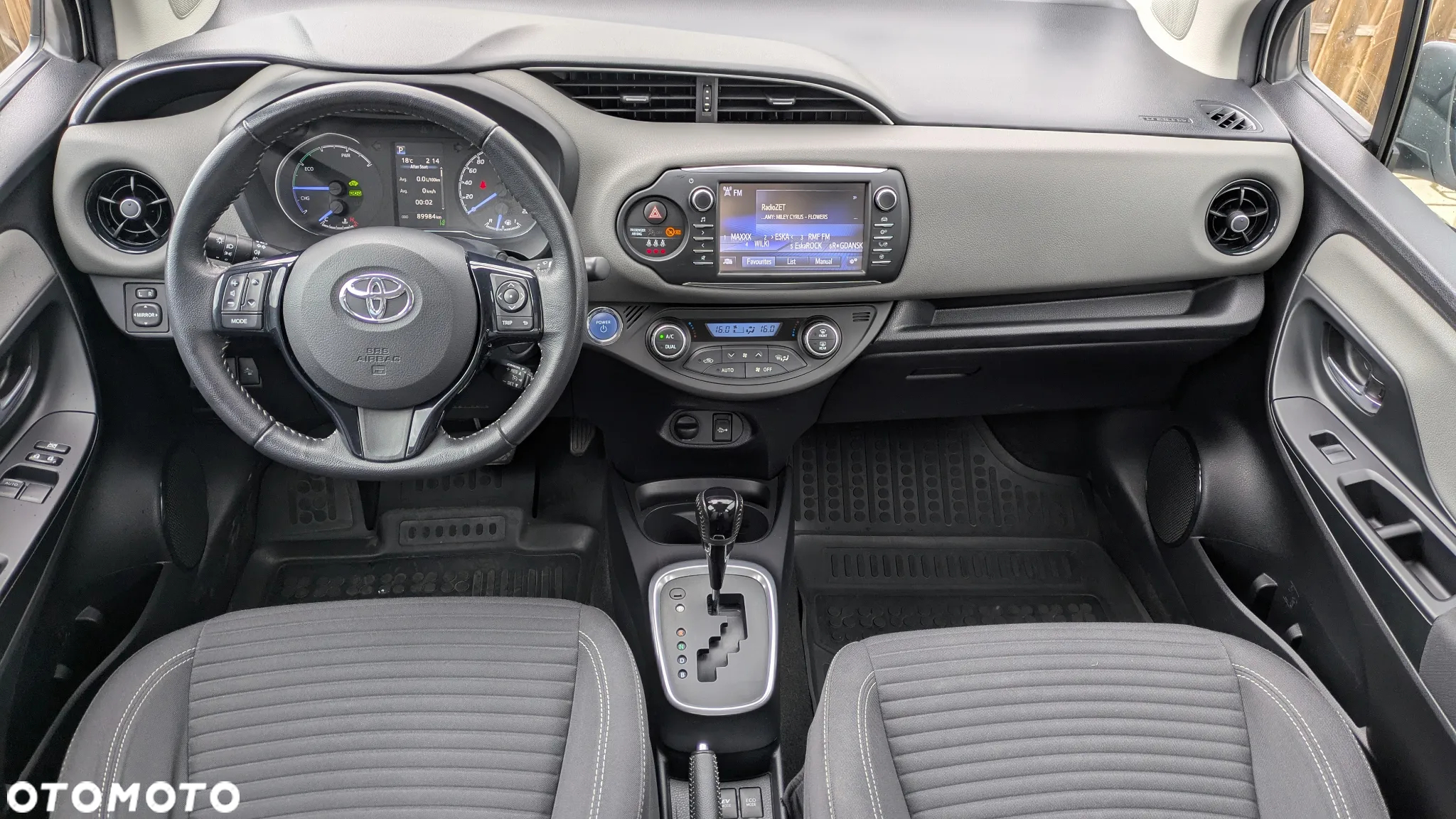 Toyota Yaris Hybrid 100 Premium - 10