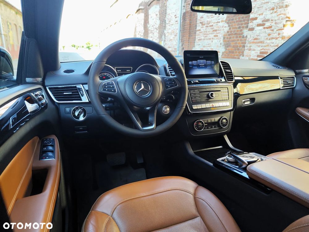 Mercedes-Benz GLS - 12