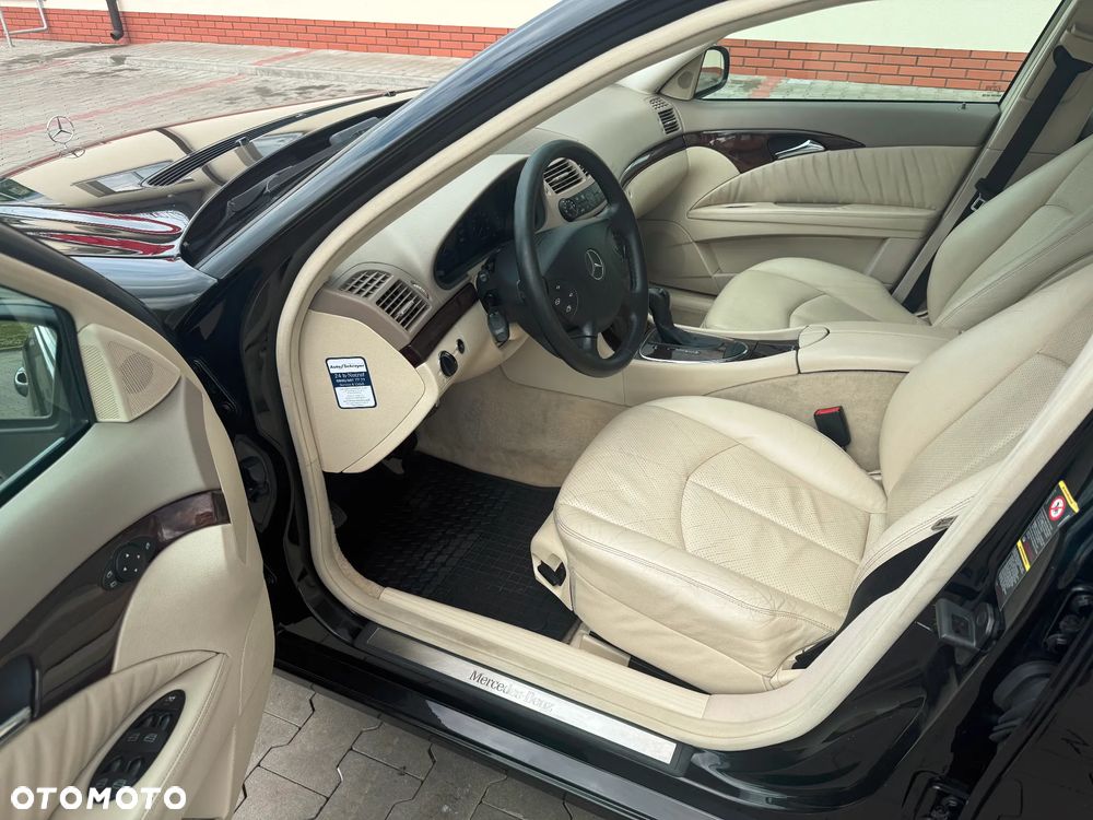 Mercedes-Benz Klasa E 240 4-Matic T Classic - 12