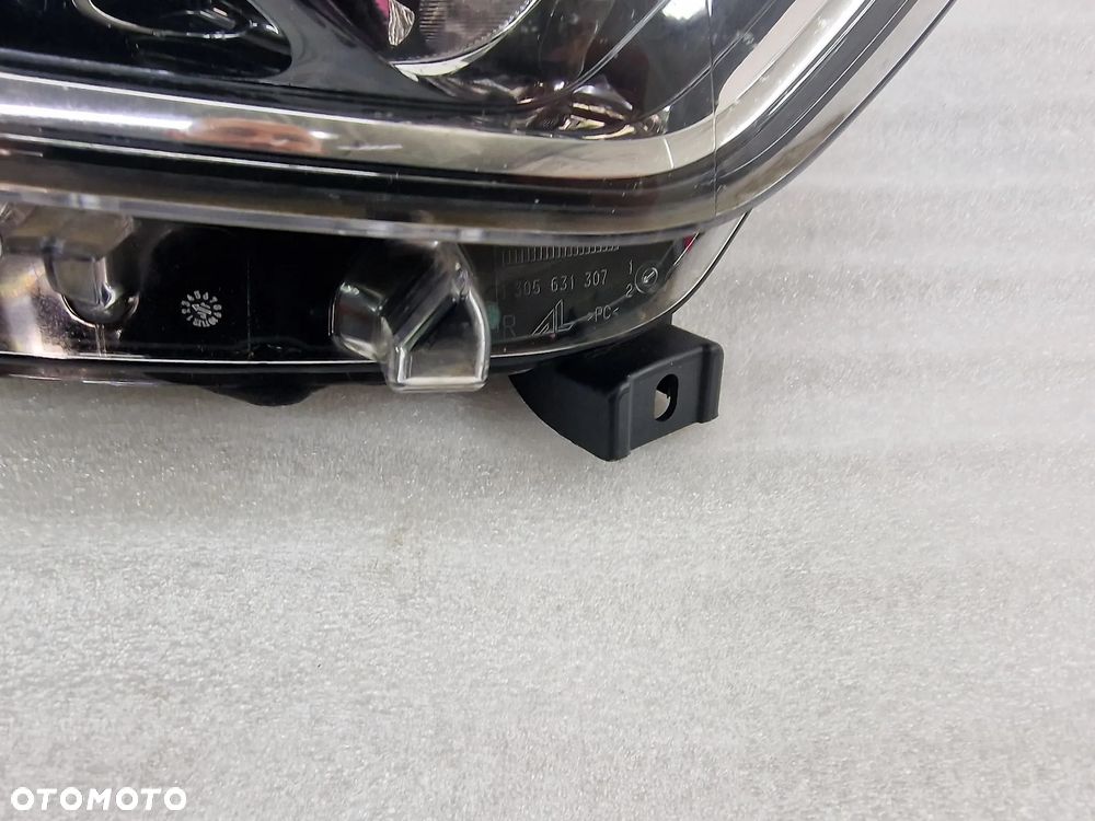 RENAULT CAPTUR 12- ŁADNA PRAWA LAMPA PRZEDNIA PRZÓD , NR 260100947R , NR AUKCJI LA706 - 9