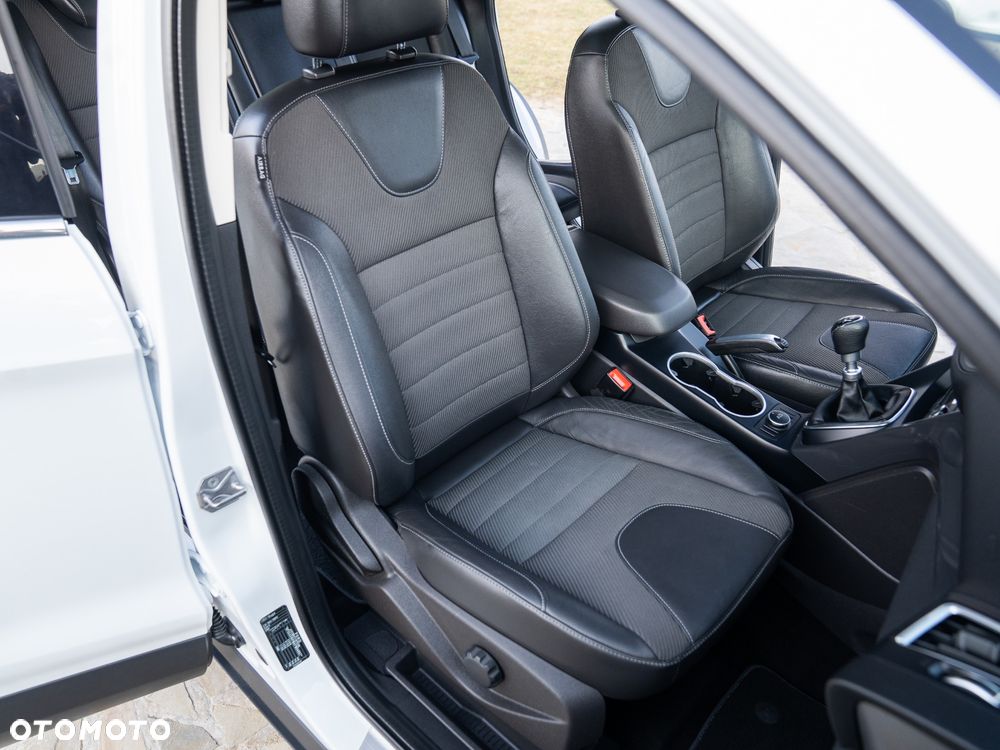 Ford Kuga 2.0 TDCi 2x4 Titanium - 26